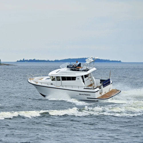 舷内快艇 - 36  - SARGO BOATS / Sarins Batar Oy Ab - 双引擎 / 排水船体 / 飞桥