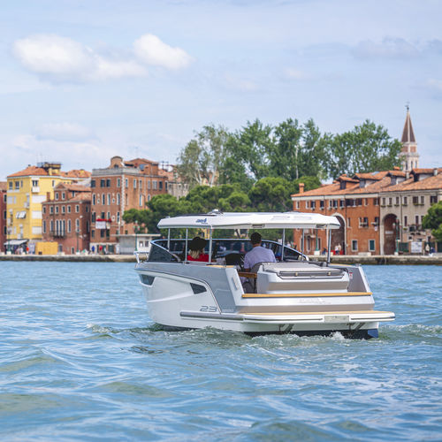 舷内舱房游艇 - 23 EVO  - ALFASTREET YACHTS - 电动 / 排水船体 / 硬顶