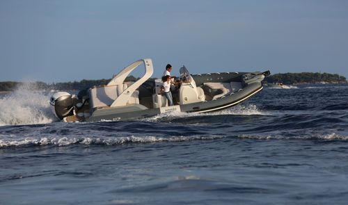 舷外充气艇 - W7 - Wimbi Boats Ltd - 半硬式 / 中央控制台 / 开放式