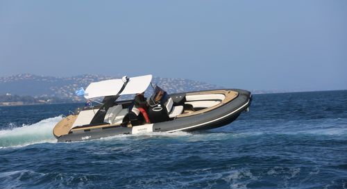 舷内充气艇 - W9i - Wimbi Boats Ltd - 半硬式 / 中央控制台 / 最多容纳 18 人