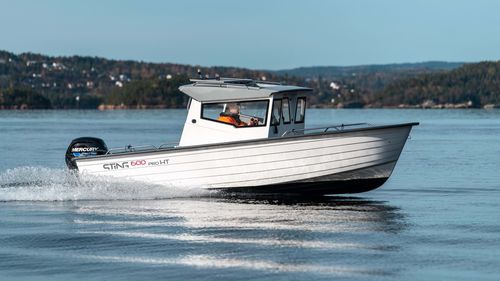 舷外休闲钓鱼船 - 600 Pro HT - Sting Boats Europe - 舵手室 / 最多容纳 6 人 / 日光浴