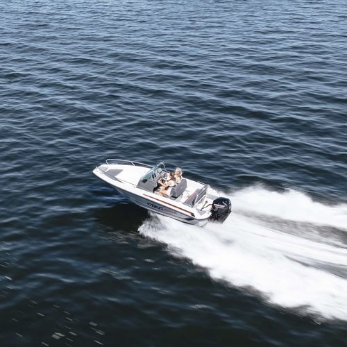 舷外敞开艇 - 485 S - Sting Boats Europe - 中央控制台 / 最多容纳 5 人 / 日光浴