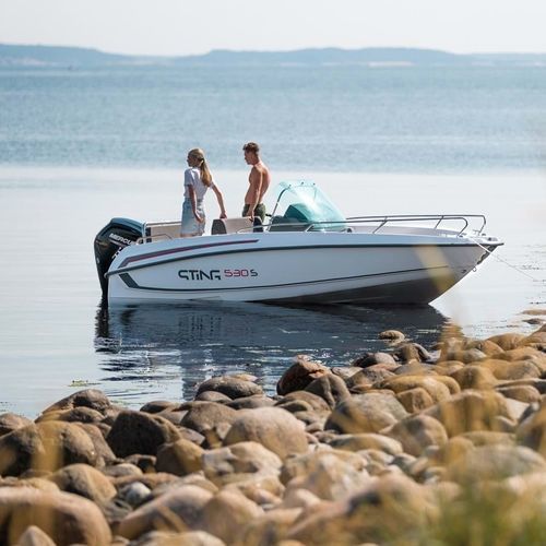 舷外敞开艇 - 530 S - Sting Boats Europe - 中央控制台 / 最多容纳 6 人 / 日光浴