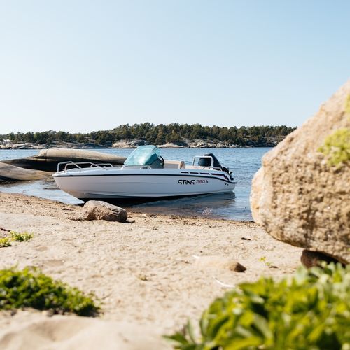 舷外敞开艇 - 580 S - Sting Boats Europe - 中央控制台 / 最多容纳 6 人 / 日光浴