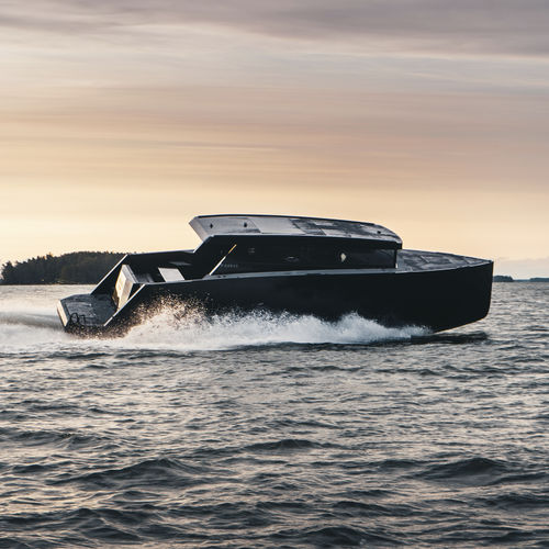 舷内快艇 - BY40SC - Brizo Yachts - 硬顶 / 尾机驱动 / 带驾驶室
